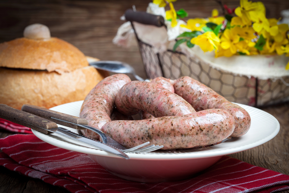 biała kiełbasa na talerzu