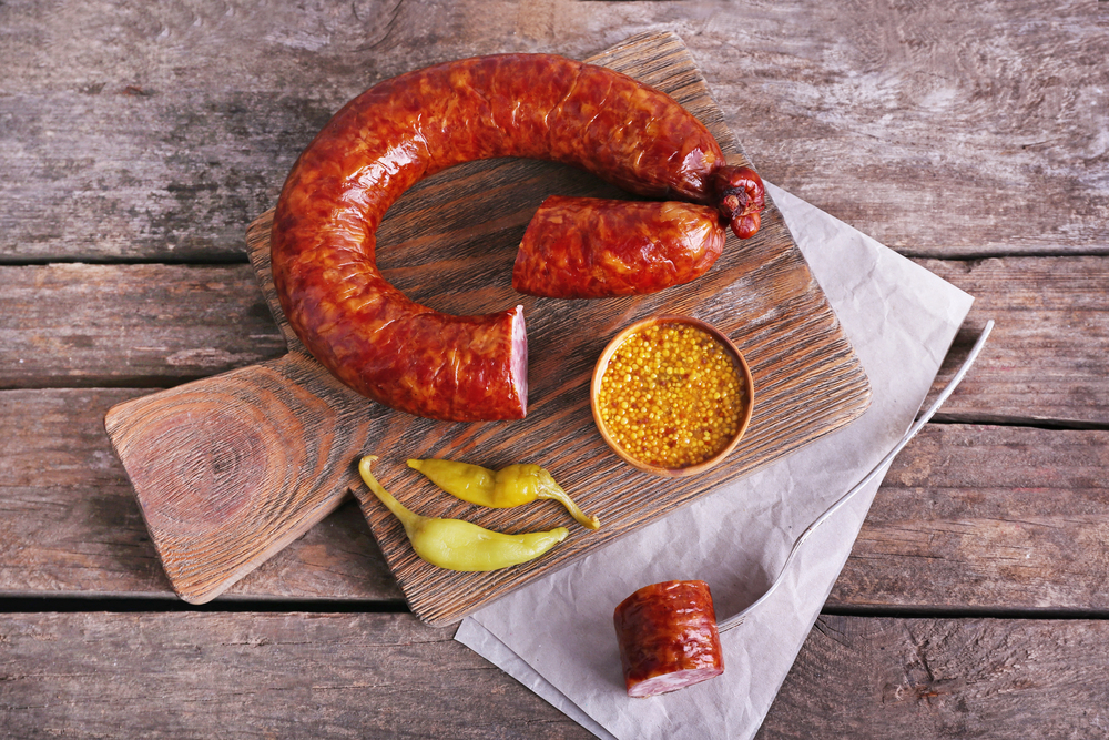 domowa kiełbasa na desce